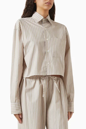 قميص قصير بفتحة في الخلف