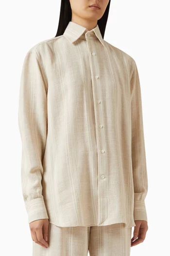 قميص بفتحة في الخلف