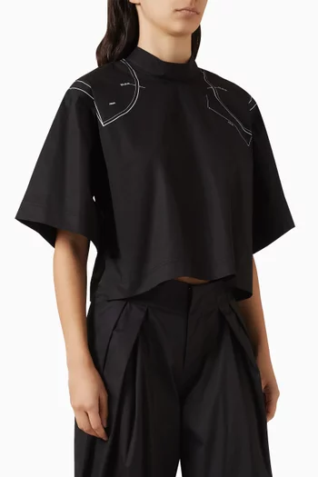 تي شيرت ببطانة على الأكتاف مزينة بنقشة