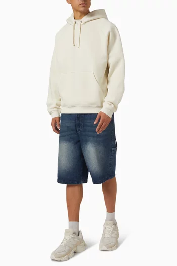 كنزة بغطاء رأس وشعار الماركة بخط يدوي صوف قطني