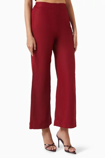 بنطال بقصة ساق واسعة مزين بتطريزات