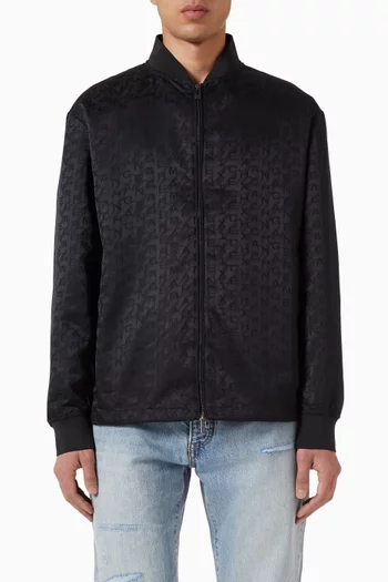 جاكيت بسحّاب مزين بالكامل بنقشة شعار الماركة