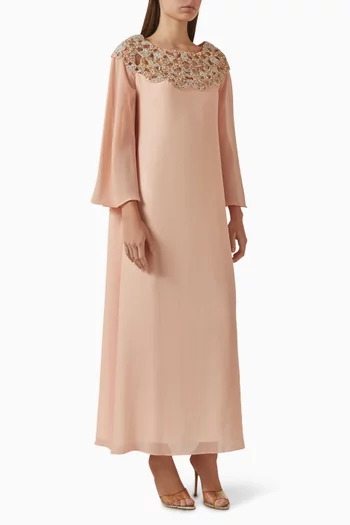 فستان طويل بقصة على شكل حرف A وتطريزات بالكريستال