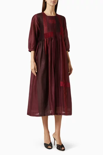 فستان متوسط الطول بطيّات