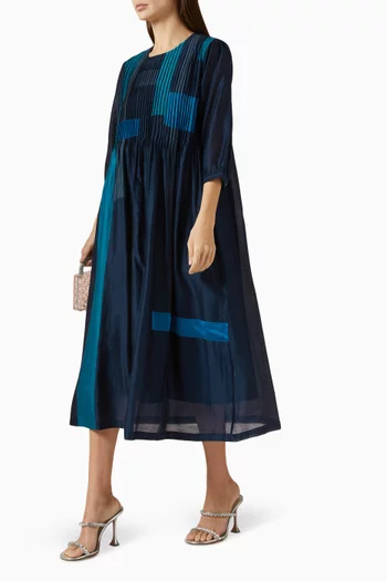 فستان متوسط الطول بطيّات