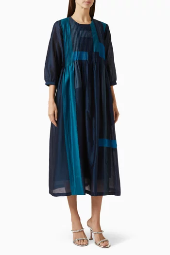 فستان متوسط الطول بطيّات