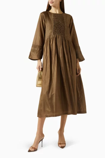 فستان متوسط الطول مزين بتطريزات بنفس اللون