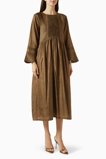 فستان متوسط الطول مزين بتطريزات بنفس اللون