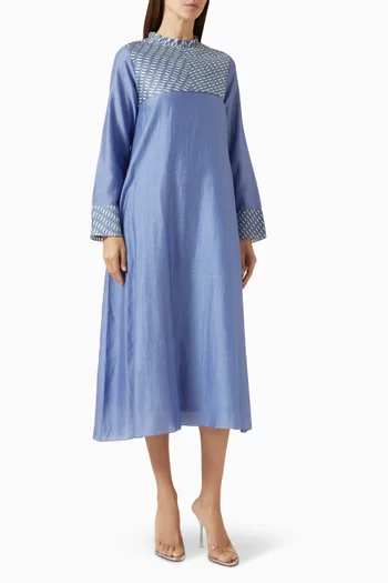 فستان متوسط الطول بتطريزات