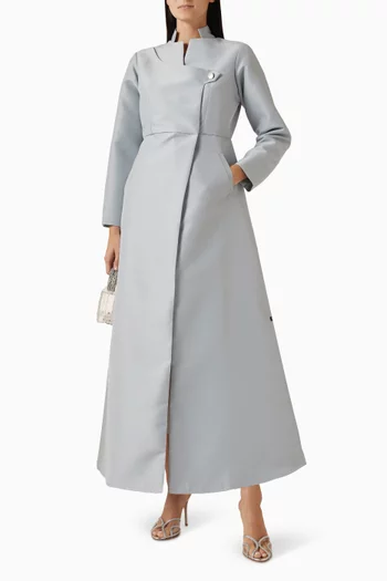 عباية بقصة واسعة وياقة عالية ستان