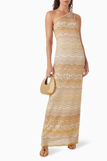 فستان بكتف مكشوف وتطريزات