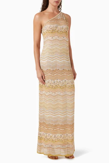 فستان بكتف مكشوف وتطريزات