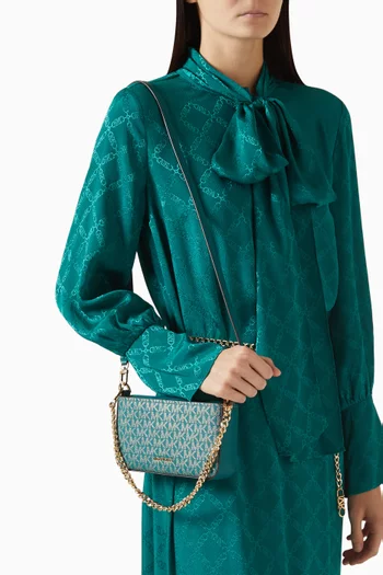 حقيبة بوشيت براينت صغيرة بحمالة قابلة للتعديل قنب مغلف بنقشة شعار الماركة