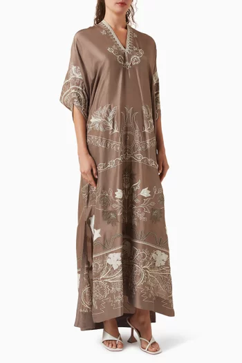 قفطان مزين بتطريزات حرير