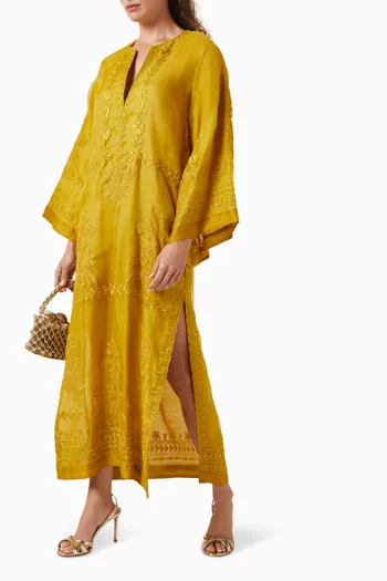 قفطان مزين بتطريزات أورجانزا