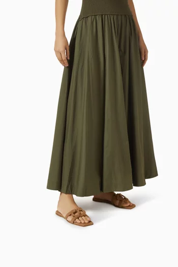 حذاء مفتوح بشعار الماركة شمواه