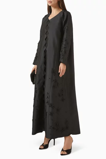 عباية بتطريزات بالخرز وأجزاء مقصوصة بالليزر