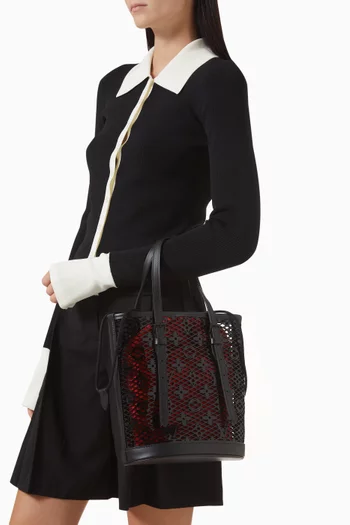 حقيبة باكيت بي إم بتصميم دانتيل بنقشة شعار الماركة