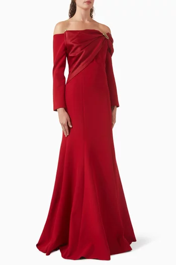 فستان طويل بأكتاف مكشوفة