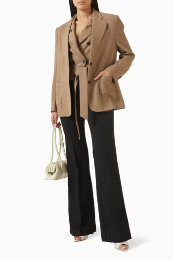 فيست بأربطة حول الرقبة وحزام غابردين