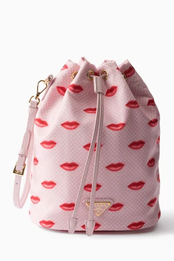 حقيبة بنقشة ورباط تضييق نايلون معاد تدويره