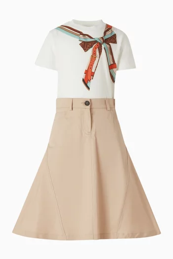 تنورة بحافة قصيرة من الأمام وطويلة من الخلف دينم