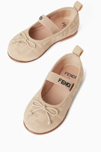 حذاء باليرينا بشعار حرفي FF وكعب مسطح جاكار