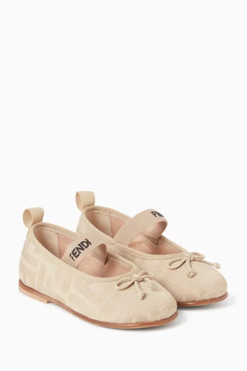 حذاء باليرينا بشعار حرفي FF وكعب مسطح جاكار