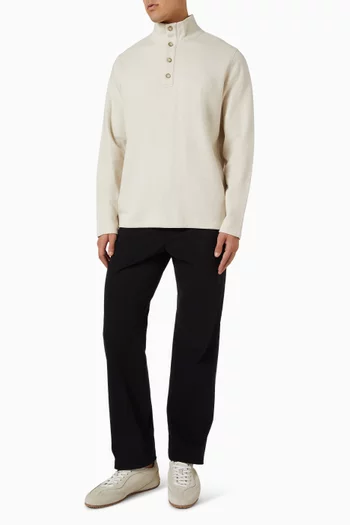 سترة بياقة عالية وأزرار قطن