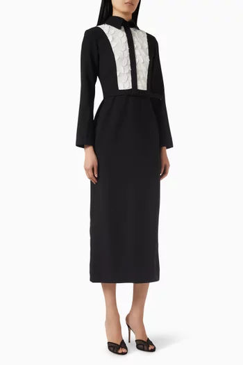 فستان بتطريزات إنجليزية أسفل الرقبة وحزام كريب