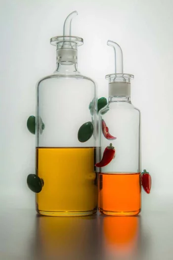 زجاجة مزينة بتصاميم فلفل حار