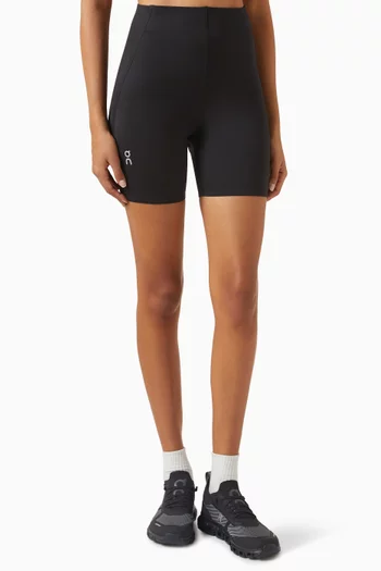 شورت رياضي بقصة ضيقة