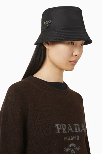 قبعة باكيت بشعار الماركة على شكل مثلث نايلون معاد تدويره