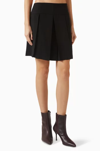 تنورة قصيرة بطيّات