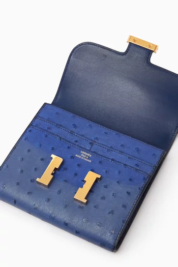 محفظة كونستانس رفيعة وصغيرة جلد نعام بحلية ذهبية اللون غير مستعملة