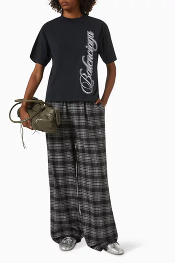 تي شيرت بقصة متوسطة ومطرز بشعار الماركة بحروف متصلة جيرسيه