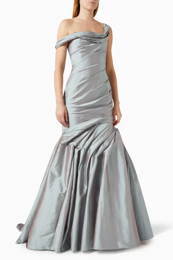 فستان طويل بأكتاف مكشوفة