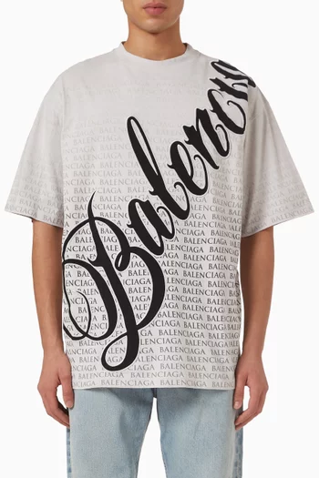 تي شيرت بقصة فضفاضة قليلاً بشعار الماركة بحجم كبير جيرسيه سريع الجفاف