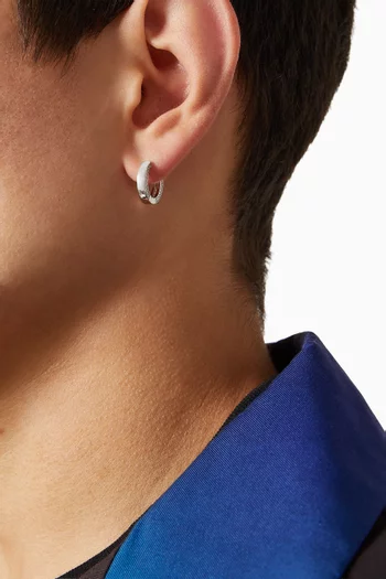 قرط دائري منفرد مرصع بأحجار على الجانبين فضة