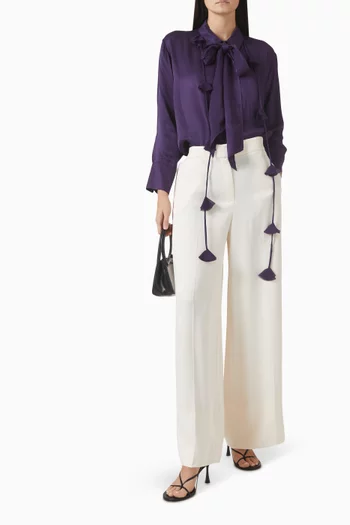 قميص برباط بعقدة وشرّابات