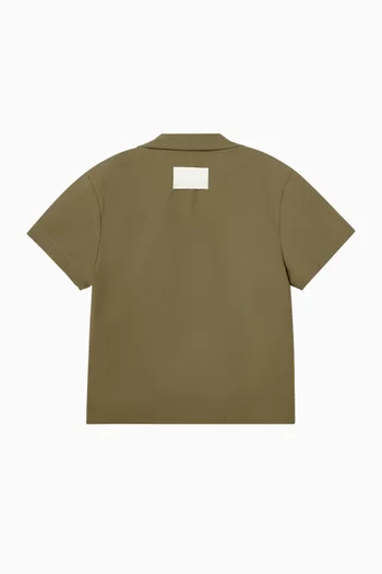 قميص بأكمام قصيرة وشعار الماركة 