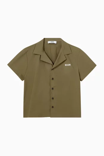 قميص بأكمام قصيرة وشعار الماركة 