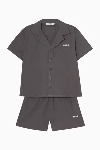 قميص بأكمام قصيرة وشعار الماركة