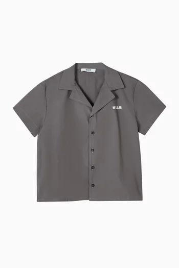 قميص بأكمام قصيرة وشعار الماركة