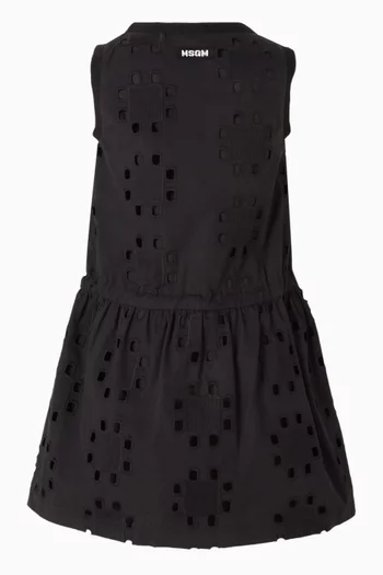 فستان بتطريز إنجليزي