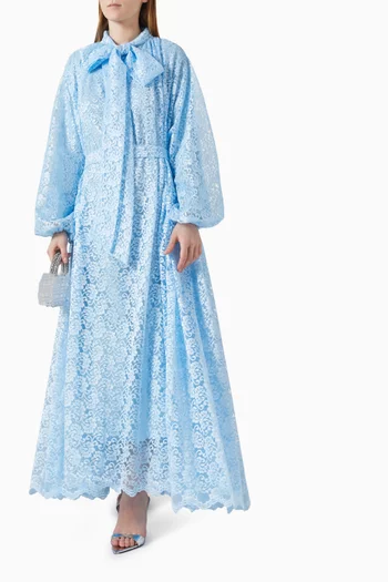 فستان طويل بفتحة رقبة بوشاح