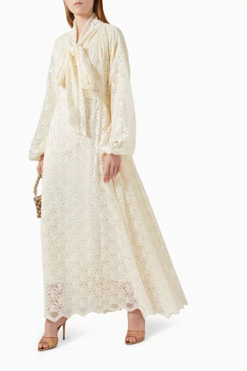 فستان طويل بفتحة رقبة بوشاح