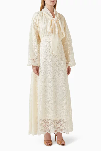 فستان طويل بفتحة رقبة بوشاح