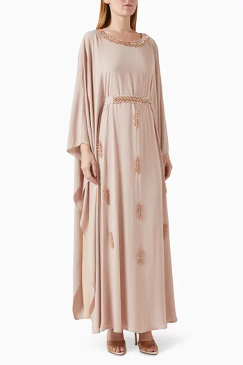 قفطان مزين بتطريزات شيفون