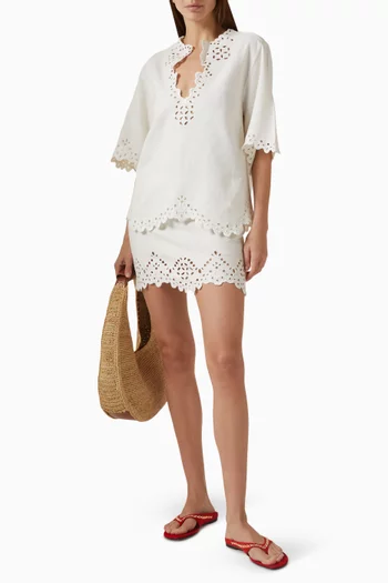 بلوزة بتفاصيل مقصوصة بالليزر